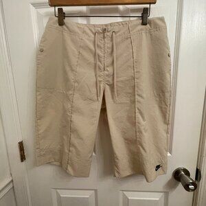 Nike Golf Shorts Khaki Tan Low Rise Snap Pockets Bermuda Swoosh size M (8-10)